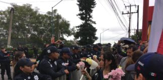 Congreso de Veracruz amanece con vallas y elementos de SSP, manifestantes les regalan flores.