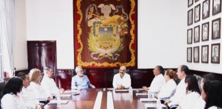 Entrega SNTE reconocimiento al alcalde Ricardo Ahued.