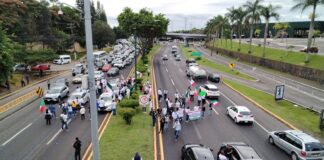Trabajadores del PJF se suman a protesta nacional bloqueando carretera Xalapa-Veracruz .