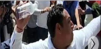 Acusan a funcionario de Cuitláhuac García quien lanzó botella de agua a AMLO.