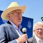 Ken Salazar rechaza acusaciones de Sheinbaum y sostiene que EU no participó en captura de “El Mayo”