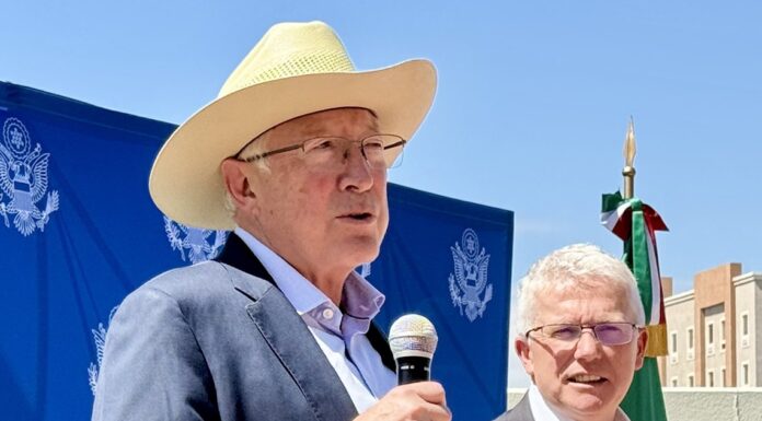 Ken Salazar rechaza acusaciones de Sheinbaum y sostiene que EU no participó en captura de “El Mayo”