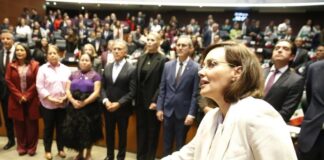 Lilly Téllez avienta 30 monedas a Yunes Linares en el Senado .