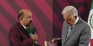 Lord Molécula hace firmar a AMLO tesis inexistente .