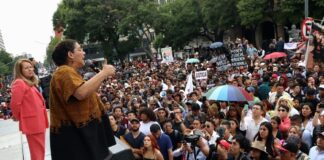 Grupos de Morena, jóvenes ministras guindas se manifiestan en favor de la Amlo-reforma.