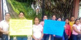Madres de familia toman instalaciones de secundaria en Ixhuatlán de Madero