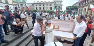 “Yunes traidor te vendiste al dictador” gritan trabajadores del PJF frente al PAN #Veracruz