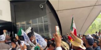 #Videos. Portazo de manifestantes en el Senado al grito de ¡Traidores, traidores, Traidores!