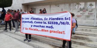 Protestan en FGE #Veracruz por desaparición de carpetas de investigación en invasión de terrenos.