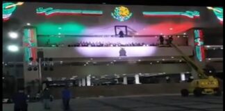 Rubén Rocha Moya gritando vivas a AMLO ante una plaza vacía .