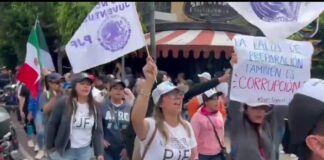#Video: Trabajadores del PJF y estudiantes cercan el Senado, piden ser escuchados.