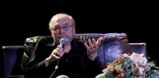 Develan placa en honor a Carlos Converso en Xalapa .