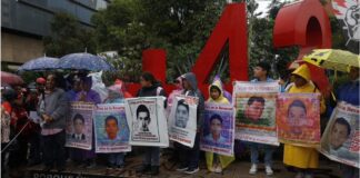 “A estos 43 padres de familia no nos van a detener esos pedazos de bloque”, advierten a diez años de desaparición de normalistas .