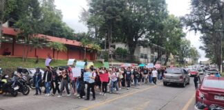 Estudiantes de Derecho de UV en Xalapa marchan contra Reforma Judicial de AMLO.