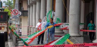 Instala Ayuntamiento de Xalapa adornos alusivos a las fiestas patrias en el Centro Histórico