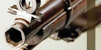 ¡A punta de metralleta!