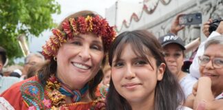 Rocío Nahle reconoce a Ángela Olazarán como la mejor estudiante del mundo.