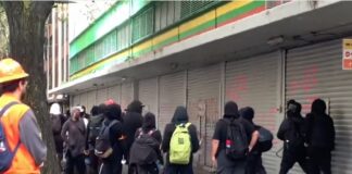 Bloque negro provoca a autoridades con petardos, vandalismo y agresiones.