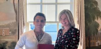 Christian Nodal recibe importante premio de la Universidad de Harvard.