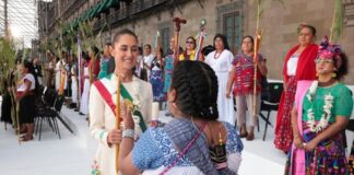 La presidenta de México recibió el bastón de mando de manos de mujeres de pueblos originarios