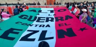 “Alto a la guerra contra el EZLN”, exigen frente a Palacio Nacional .