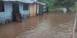 Mil familias en riesgo de inundación en Hueyapan de Ocampo.