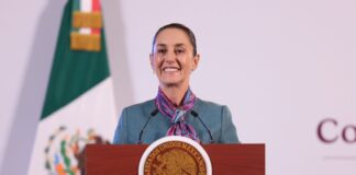 Claudia Sheinbaum reconoce a la joven veracruzana Ángela Olarzarán.