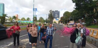 Madres y padres de familia bloquean Lázaro Cárdenas por robos y hostigamiento en escuela primaria #Veracruz