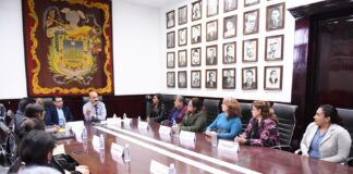 Entrega Ricardo Ahued reconocimiento a escuelas de Xalapa.