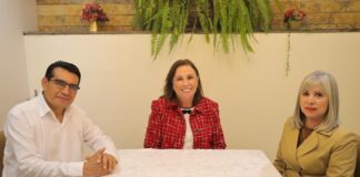 Rocio Nahle se reúne con Clara Mora Juárez que asumirá el DIF y el diputado Esteban Bautista.