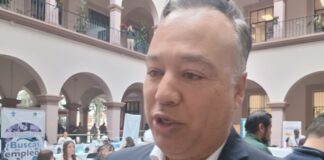 Feria del Tamal, pan y chocolate en puerta.