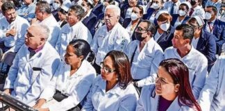 Más de 3 mil médicos cubanos en México, por cada uno pagan 5 mil dólares.