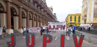 Pensionados y jubiladas bloquean centro histórico hartos de las mentiras de Cuitláhuac García