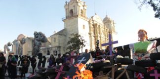 Mujeres de Oaxaca colocan barricada por 209 feminicidios y las 708 desaparecidas.