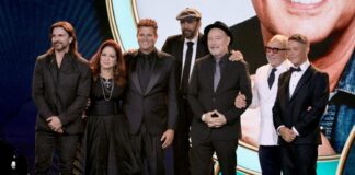 Carlos Vives fue honrado como la Persona del año 2024 por el Grammy Latino.