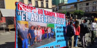 Carpinteros de Tihuatlán se manifiestan en Xalapa ante falta de respaldo municipal.