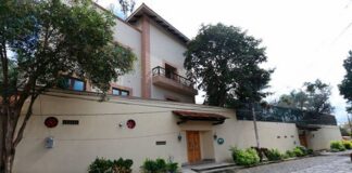 Tener una vecina así; en espera de su llegada .