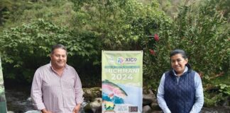 Ante la falta de atención de la autoridad municipal empresarios se organizan para bachear carreteras.