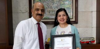 Recibe Ricardo Ahued a ganadora del Premio Estatal de la Juventud.