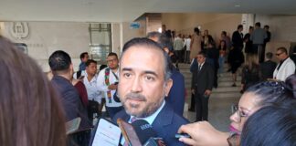 Sin ningún problema por orden de aprehensión Fernando Yunes protestó como diputado local.