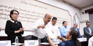 Entrega Ricardo Ahued escrituras públicas a familias xalapeñas.