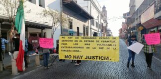 Expolicías bloquean centro en protesta contra FGE Veracruz #Xalapa.