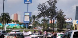 Sindicato de docentes bloquean Lázaro Cárdenas por incumplimiento de SEV .