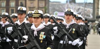 El pasado 20 de Noviembre contingente de mujeres navales desfiló para conmemorar la Revolución mexicana.