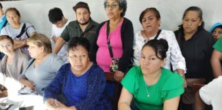 Vendedores del tianguis en zona del AutoZone trabajan de forma honrada .