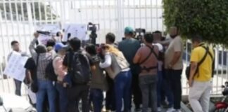 Asaltan y amenazan a periodista tras cobertura informativa del sepelio de masacre en Guerrero.