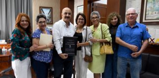 Recibe Ricardo Ahued reconocimiento de vecinos de Las Ánimas .