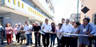 Entrega Ricardo Ahued obras de pavimentación en colonias de la periferia de Xalapa.