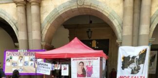 Ante la inacción del Estado en la desaparición de #SandraDomínguez, familiares se plantan frente a Palacio de Gobierno