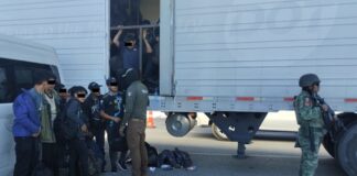 Sedena e INM rescatan a 257 migrantes ocultos en tractocamión en Chihuahua